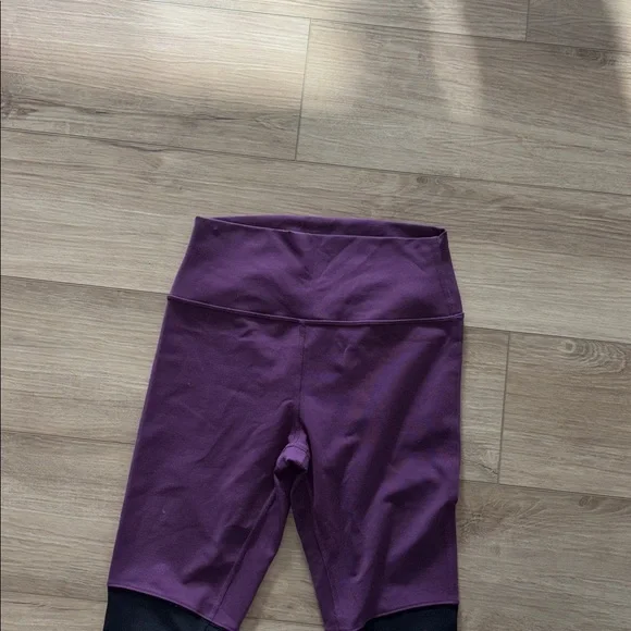 Alo Yoga Airbrush High-Waist Highlight Goddess Leggings in the Dark Plum & Black - Picture 6 of 7